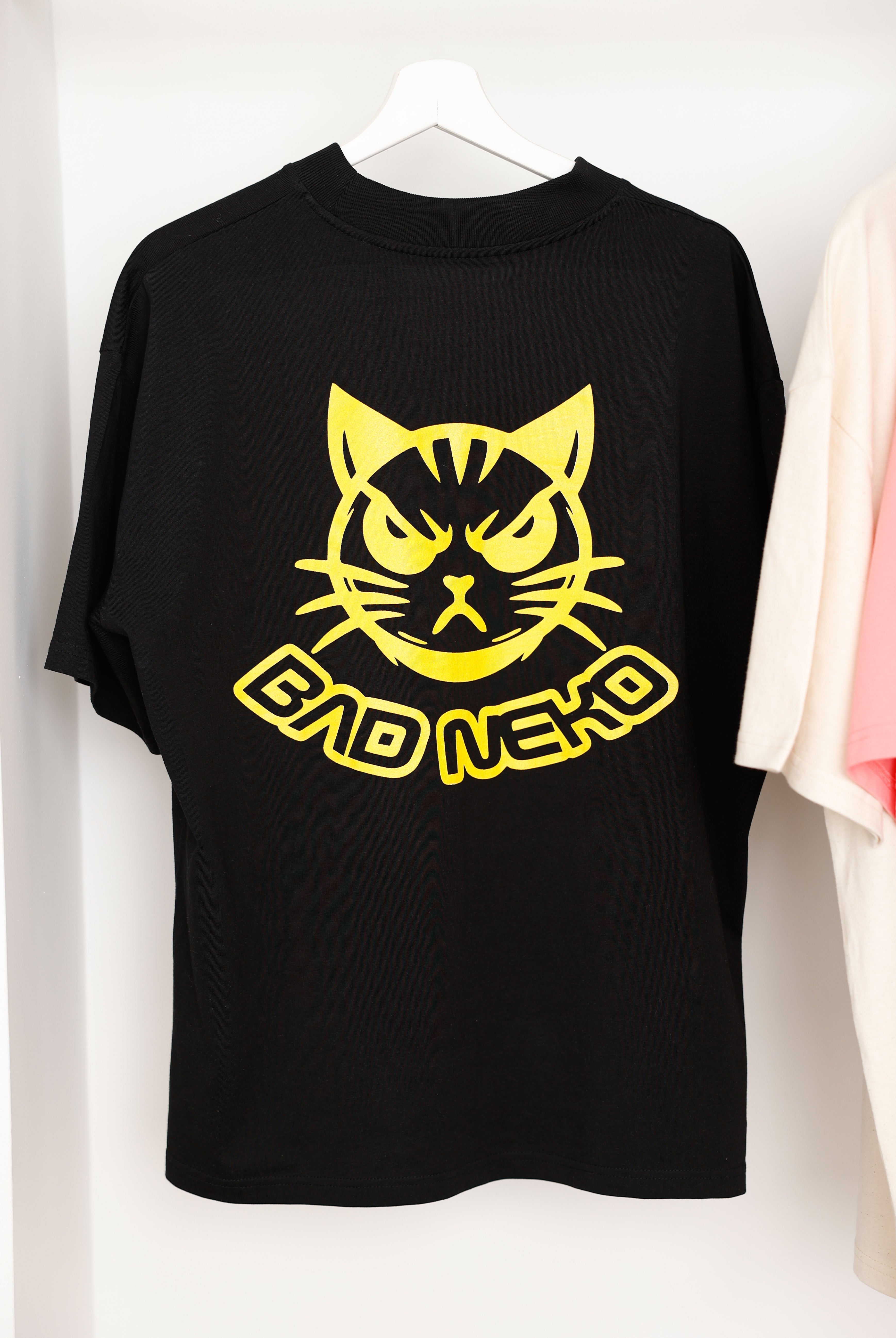 CAMISETA BAD NEKO PREMIUM LOGO AMARILLO LIMITED EDITION